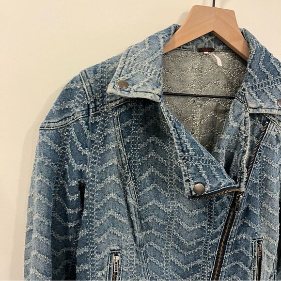 Free People Punched Denim Moto Jacket Herringbone
Blue Jean Jacket Size 4 - Picture 5 of 14